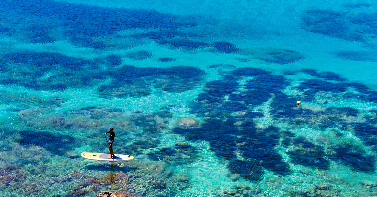 paddle surf hombre practicando en ibiza 2