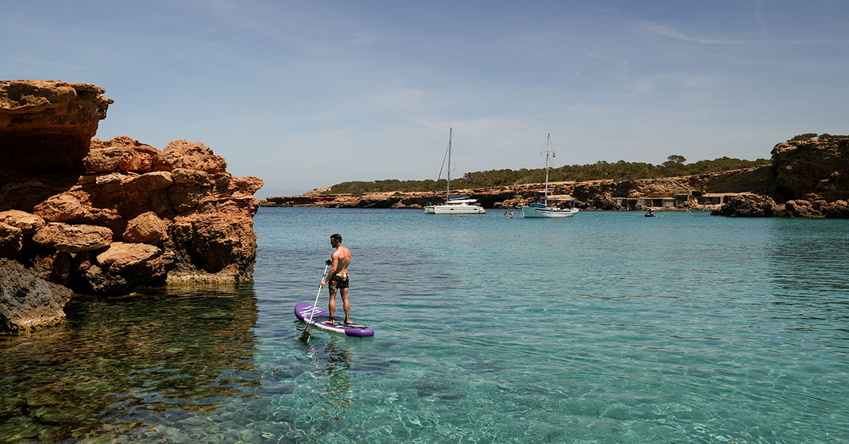 paddle surf hombre practicando en ibiza