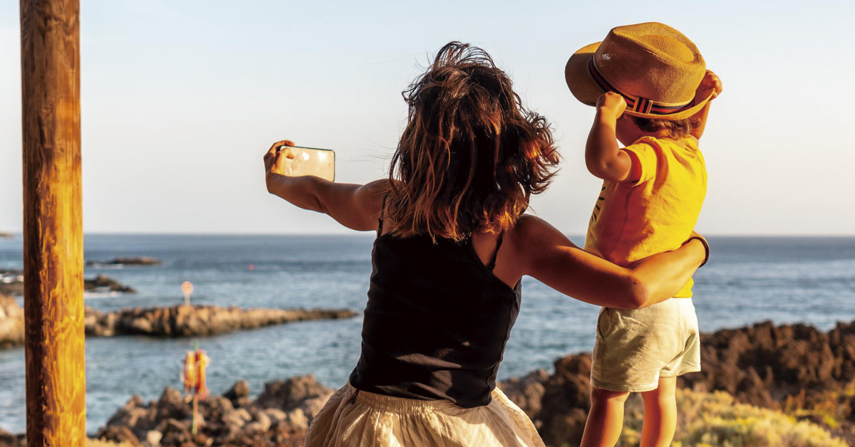 madre haciendose foto con hijo en vacaciones en ibiza