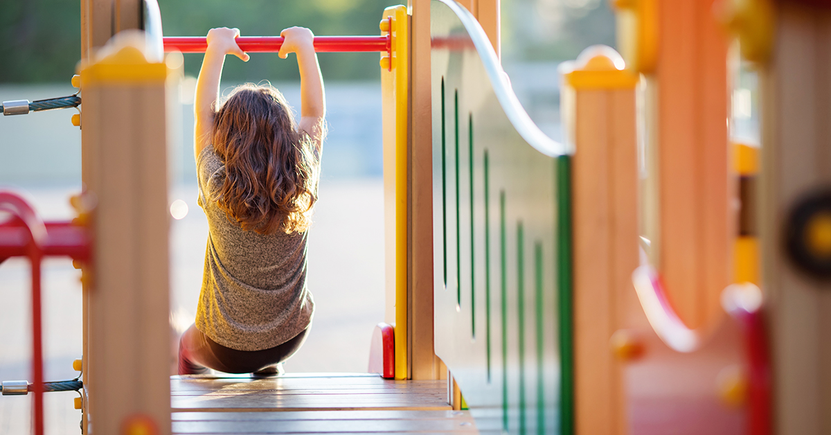 nina jugando parque infantil ibiza