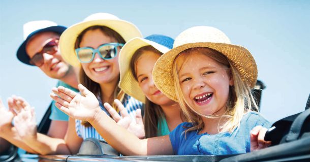 Familia de viaje en Ibiza