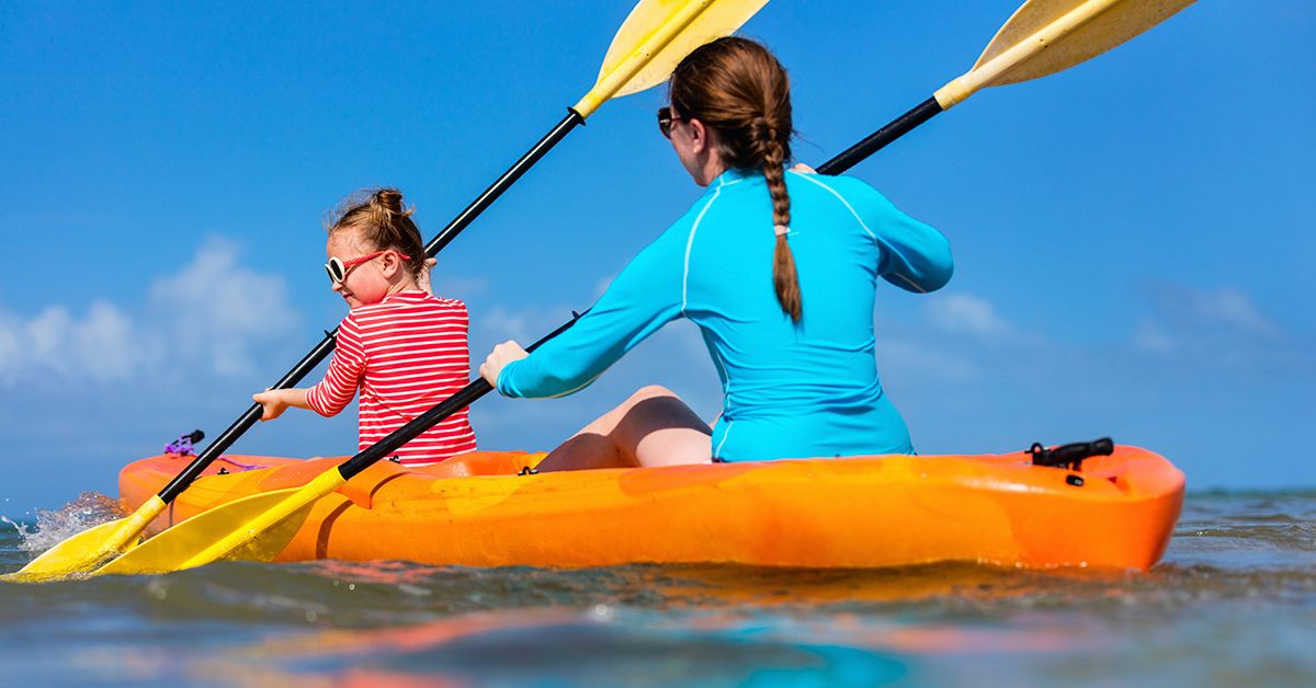 Chicas haciendo kayak en Ibiza