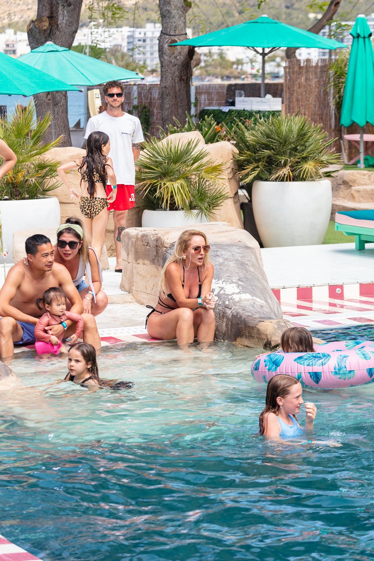 Piscina con ola de surf de Bambuku